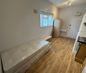Studio Flat, Thompson Close, IG1 - Photo 1
