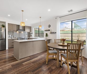 Exquisite Double-Storey Home in Prestigious Rathdowne Estate - Photo 5