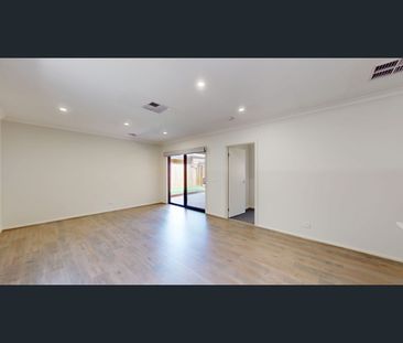 13 Wattleseed Drive, Fraser Rise, Vic 3336 - Photo 2