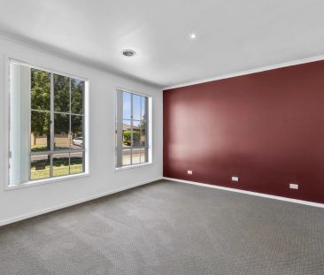 6 Condamine Avenue, Manor Lakes. - Photo 3