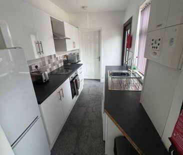 3 bedroom flat to rent - Photo 3