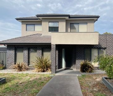 Stunning Townhouse! - Photo 1