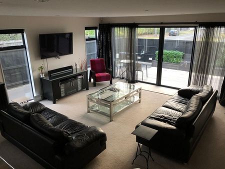 Spacious 2 storey 4 Bed Home in Merivale - Photo 5