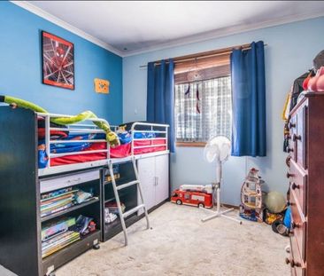 Fantastic Family Home in Prime Location! - Photo 4