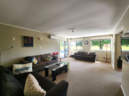 Tranquil Golf Course Retreat: Spacious 3-Bedroom Home in Prime Location - Mt Maunganui - Photo 5