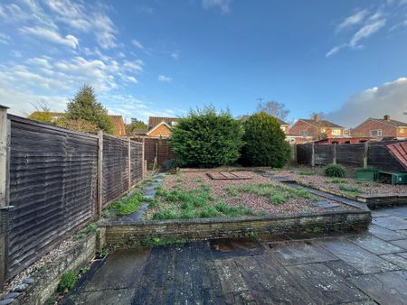 3 bed bungalow to rent in The Spinney, Taunton, TA1 - Photo 2