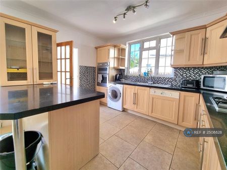 5 bedroom semi-detached house to rent - Photo 5