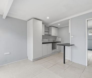 Family home in Killarney Vale - Photo 6