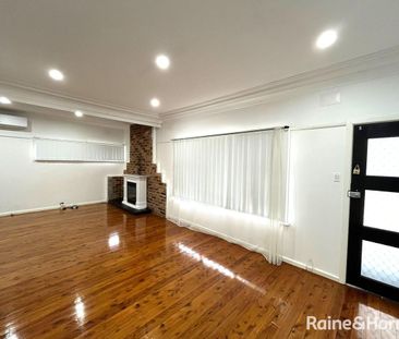 CHARMING THREE BEDROOM HOME IN MACQUARIE FIELDS! CLOSE TO STATION! - Photo 1