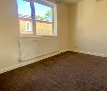 3 bedroom flat to rent - Photo 3