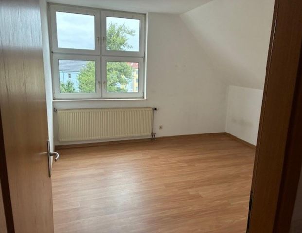 Helle 4-Zimmer Dachgeschosswohnung in Schönebeck zu vermieten! - Photo 1