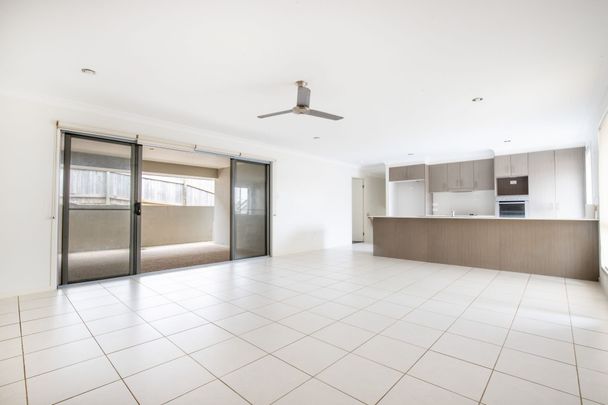 Modern & Spacious Family Home! - Photo 1