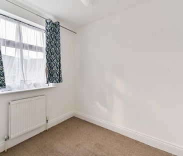 4 bedroom end of terrace house to rent - Photo 6