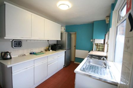 3 bedroom terraced house to rent - Photo 3