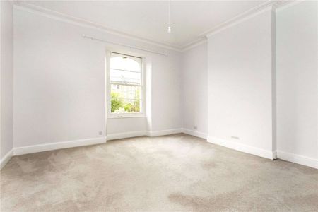 A spacious bright and attractive three bedroom first floor apartment. - Photo 2
