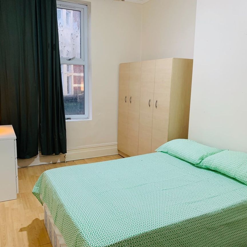 Room in a Shared House, Park Parade, NW10 - Photo 1