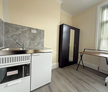 1 bedroom in a flat share to rent - Photo 4