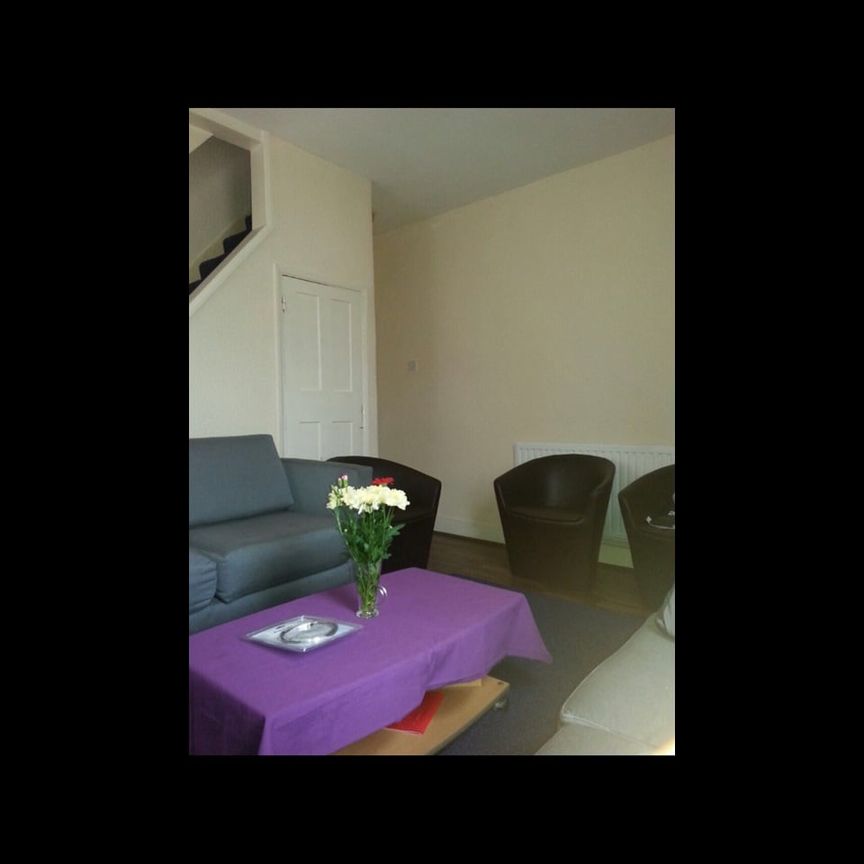 4 Bed Semi-Detached House, Wedderburn Road, IG11 - Photo 1