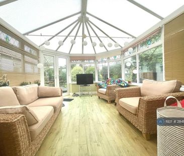 1 bedroom in a house share to rent - Photo 2