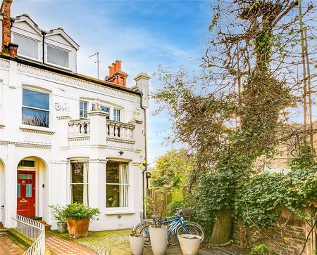 A rare semi-detached Lion house with off-street parking and a fantastic garden at the end of a quiet cul-de-sac on the Fulham/Chelsea border - Photo 5