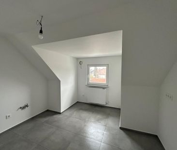 Erstbezug! Moderne, frisch sanierte Dachgeschosswohnung - Photo 3
