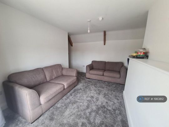 4 bedroom flat to rent - Photo 1