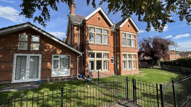 2 bedroom ground floor flat to rent - Photo 1