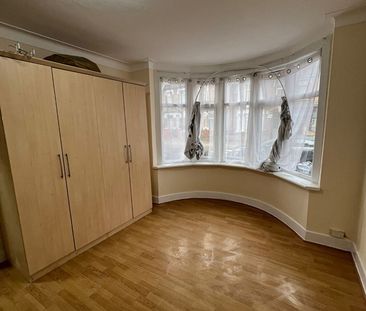 2 Bed Flat, Dersingham Avenue, E12 - Photo 2