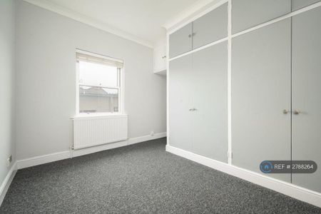 3 bedroom flat to rent - Photo 5