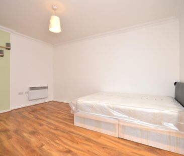 1 bedroom in a flat share to rent - Photo 3
