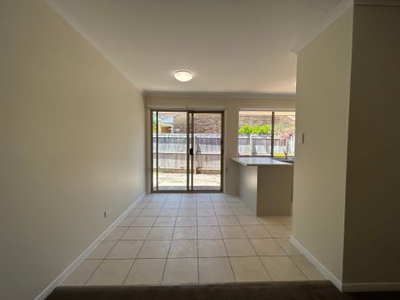 3 Bedroom Townhouse with Fresh Carpet - Photo 3