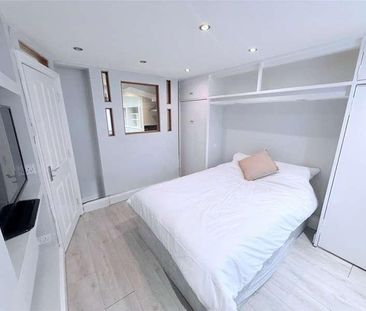 Oaks Court, Cann Hall Road, London, E11 - Photo 4