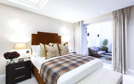 Immaculately presented apartment over the lower ground and ground floor with two balconies. - Photo 2