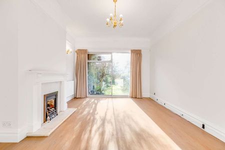 Newly refurbished two bedroom flat with private south facing garden in Barnes Village - Photo 5