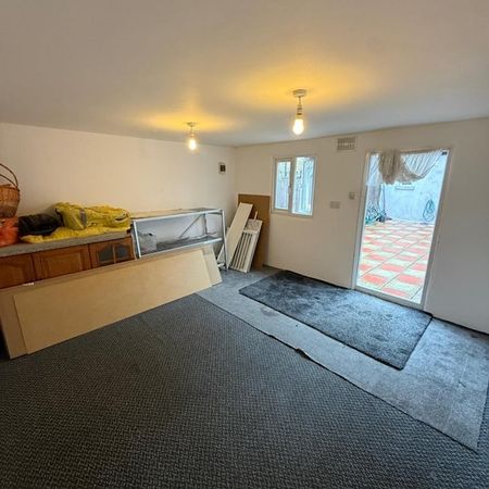 4 Bed Detached House, Fifth Avenue, E12 - Photo 3