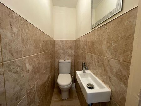 1 bedroom in a house share to rent - Photo 2