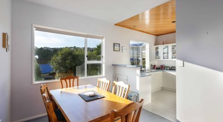 Spacious home in sought after location - Photo 4