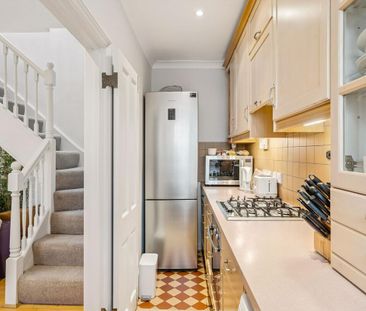 A bright and spacious two bedroom house to short let in the heart o... - Photo 2