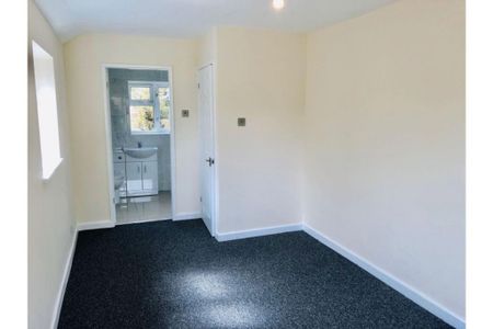 4 bedroom detached house to rent - Photo 3