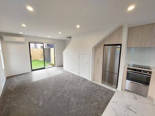 Stunning Townhouse - Photo 1