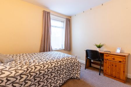 5 Bed Terraced House, Berkeley Road, SO15 - Photo 2