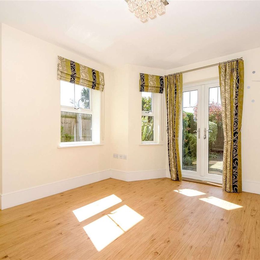 A beautifully presented five bedroom house with courtyard garden, garage and driveway - Photo 1