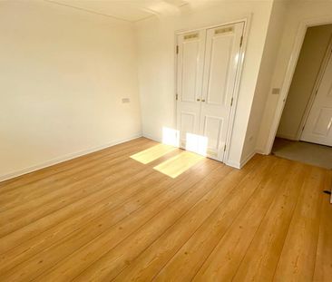 Midanbury Court, SO18 - Photo 2