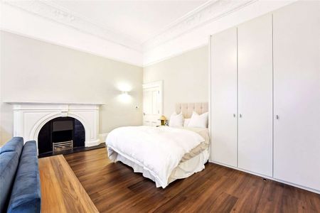 Naturally bright, spacious ground floor studio apartment in the heart of South Kensington. No parking available with this property - Photo 3