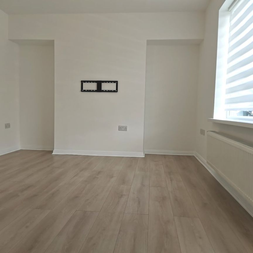 3 Bed Semi-Detached House, Brinsley Close, NG8 - Photo 1