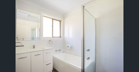 LARGE 4 BEDROOM HOUSE WITH SOLAR! - Photo 3