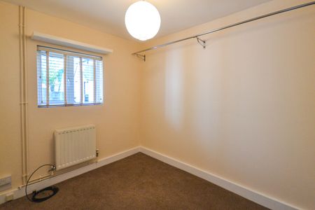 Crabbs Cottage, CM17, Old Harlow - Photo 2