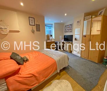 3 Bedroom Mid Terraced House for rent in Beechwood View - Photo 2