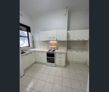 Spacious 2-Bedroom Apartment | Wiley Park Station - Photo 2