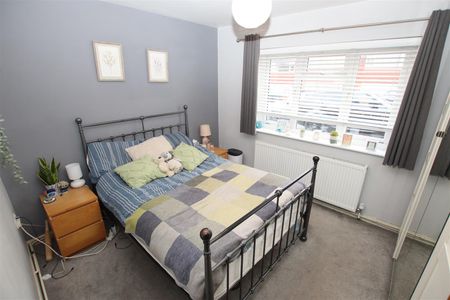 2 bedroom Maisonette to let - Photo 3